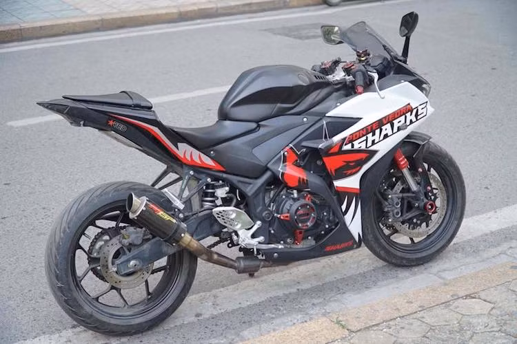 Động cơ nguyên bản của xe không được người chơi can thiệp, ngoại trừ pô độ lon ngắn MGP và ốp bảo vệ lốc máy. Ở phía sau, chiếc xe đã được bỏ đi pad biển số để có vẻ ngoài thể thao hơn. Trong khi đó, mâm sau nguyên bản đã được thay bằng mâm Equinox bản rộng 5 inch để có thể lắp lốp Michelin Pilot Power bản lớn, khiến chiếc R25 trông "bề thế" hơn.