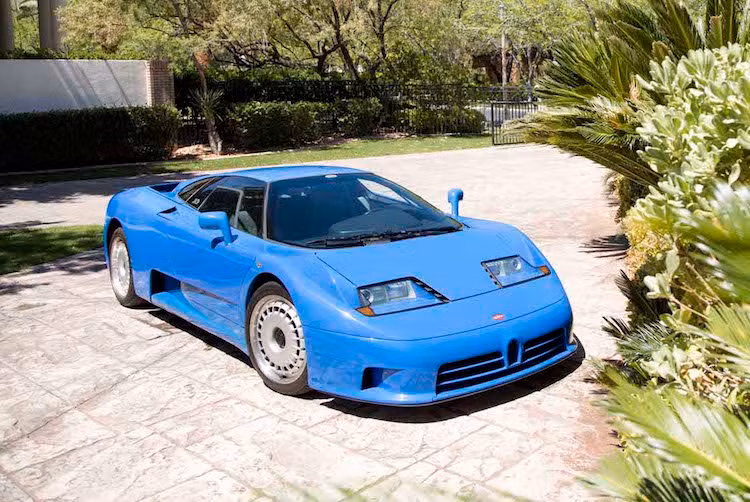 Trước khi được mua lại bởi tập đoàn Volkswagen vào năm 1998, hãng siêu xe Bugatti đã từng thuộc sở hữu của người Ý khi được nhà đầu tư người Italia Romano Artioli sở hữu từ năm 1987 tới 1995. Trong giai đoạn này, chỉ có duy nhất một dòng Bugatti được sản xuất thương mại là chiếc siêu xe Bugatti EB110.