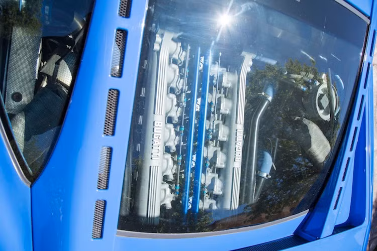 Nằm ở phía sau khoang lái của EB110 là khối động cơ V12 60 van có dung tích chỉ 3.5l nhưng được trang bị tới 4 tăng áp. Mỗi piston có đường kính 81 mm cùng khoảng hành trình 56,6 mm, giúp chiếc xe có thể đạt công suất tối đa lên tới 550 mã lực và mô-men xoắn cực đại 618 Nm.