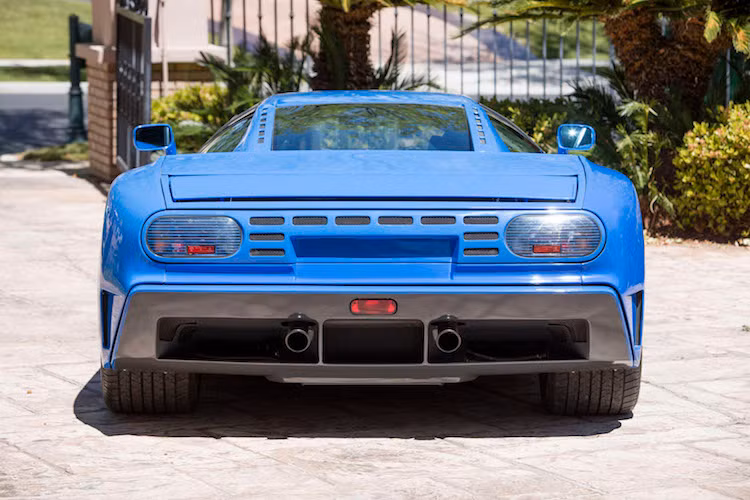 Với số lượng sản xuất ít ỏi và giá trị lịch sử cao, những chiếc EB110 hiện nay đều có mức giá đắt ngang nhiều mẫu siêu xe hiện đại. Sắp được đưa lên sàn đấu giá bởi nhà Bonhams vòa tháng 6 tới tại Connecticut, Mỹ, chiếc EB110 màu xanh trong bài viết này được dự đoán sẽ có giá lên tới 700.000 USD (tương đương 17 tỷ đồng).