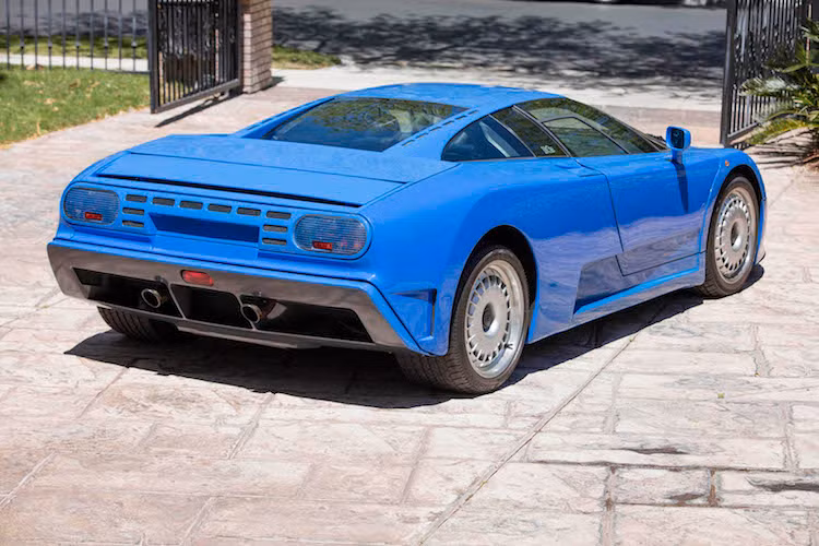 Vào thời điểm ra mắt, EB110 được coi là một siêu xe đi trước thời đại và nó vẫn có hiệu năng vận hành đáng nể ngay cả khi so với tiêu chuẩn hiện nay. Toàn bộ chassis của chiếc xe làm từ sợi carbon và do công ty hàng không Aerospatiale sản xuất; trong khi cánh đuôi của chiếc xe ở phía sau cũng có khả năng tự động kích hoạt và điều chỉnh theo tốc độ.