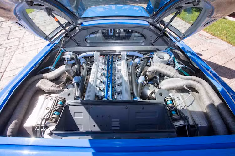 Kết hợp với động cơ là hộp số sàn 6 cấp và hệ dẫn động 4 bánh toàn thời gian hiện đại, giúp EB110 chỉ mất 3,2 giây để tăng tốc từ 0-100 km/h và đạt tốc độ tối đa lên tới 343 km/h. Ngoài EB110 thường, Bugatti còn có phiên bản EB110 Supersport thậm chí còn mạnh mẽ và nhanh hơn, với động cơ mạnh 610 mã lực, tăng tốc 0-100 km/h trong 3,2 giây và đạt tốc độ tối đa lên tới 350 km/h.