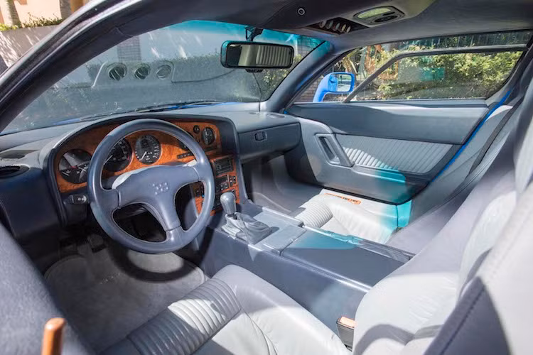 Giống như những "hậu duệ" Chiron và Veyron sau này, Bugatti đã thiết kế EB110 với mục tiêu tạo ra một mẫu siêu xe đủ thoải mái và tiện nghi để sử dụng hàng ngày. Chính vì vậy, nội thất của chiếc xe khá sang trọng khi được bọc trong da cao cấp và ốp gỗ. Mặc dù vậy, do ra đời vào thập niên 90 nên EB110 không có các hệ thống giải trí hiện đại.