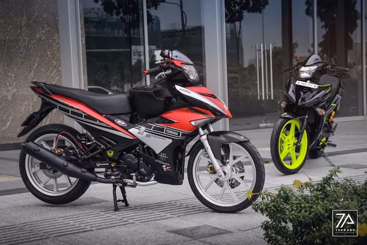 Đặc biệt, lớp vỏ này còn được sơn họa tiết đổi màu, cụ thể hơn là dòng chữ Yamaha nằm chìm trên yếm thay đổi độ đậm nhạt theo góc nhìn. Khối động cơ nguyên bản của Exciter không được chủ xe can thiệp về kết cấu, chỉ độ lại pô Uma Racing của Malaysia để cho âm thanh ấm và uy lực hơn.