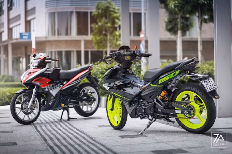 Chiếc Yamaha Exciter 150 được một người chơi xe Sài Gòn "biến hóa" đơn giản với dàn vỏ sơn tem đấu airbrush theo phong cách Speed Block và một số phụ tùng kiểng làm điểm nhấn.