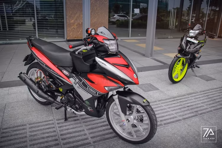 Được mệnh danh là mẫu xe được độ nhiều nhất Việt Nam hiện tại, Yamaha Exciter 150 đã có rất nhiều bản độ theo đủ các phong cách khác nhau. Tuy nhiên, phong cách độ kiểng với một số "đồ chơi" ấn tượng được khá nhiều biker lựa chọn do dễ thực hiện, không mất dáng xe nguyên bản và có chi phí phải chăng.