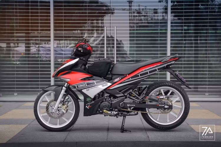 Ngoài dàn vỏ sơn tem đấu, điểm nhấn không thể không nhắc tới trên bản độ này đó là cặp mâm Daytona 5 cây đẹp mắt. Phuộc trước của Exciter vốn thường bị phàn nàn vì không êm ái, chính vì vậy chủ xe đã độ lại với cây phuộc từ mẫu xe ga cao cấp Honda SH.