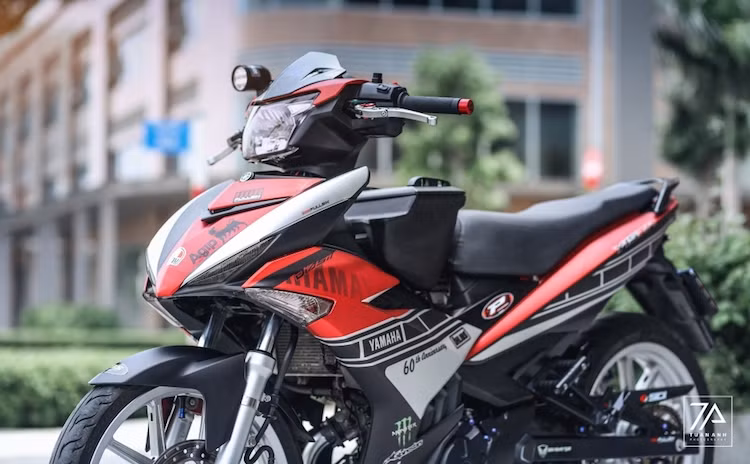 Do là dòng xe côn tay thể thao nên Exciter 150 nguyên bản khá hạn chế về sự tiện dụng. Để khắc phục nhược điểm này, chủ xe đã trang bị một hộp chứa đồ có nắp đậy đặt ở lườn. Ở phía trên tay lái là "mào" chắn gió, đèn LED trợ sáng L4 trên chân gương chiếu hậu phải và cặp tay phanh/côn CRG Folding.