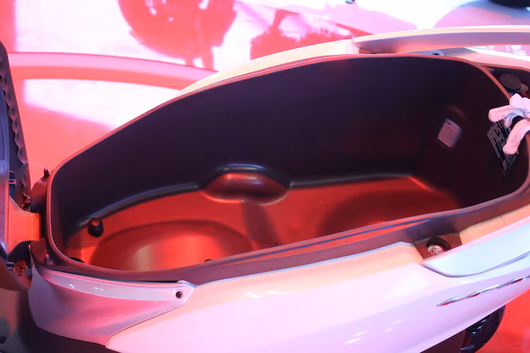 Ưu điểm mạnh nhất của Lead 125 là khoang hành lý cực lớn vẫn tiếp tục được kế thừa trên thế hệ mới. Với dung tích lên tới hơn 37 lít, Lead 125 mới vẫn là mẫu xe có "cốp to" nhất trong số tất cả các dòng xe phổ thông bán tại Việt Nam. Hộp đựng đồ này thậm chí còn đủ chỗ chứa tới 2 mũ bảo hiểm cả đầu.