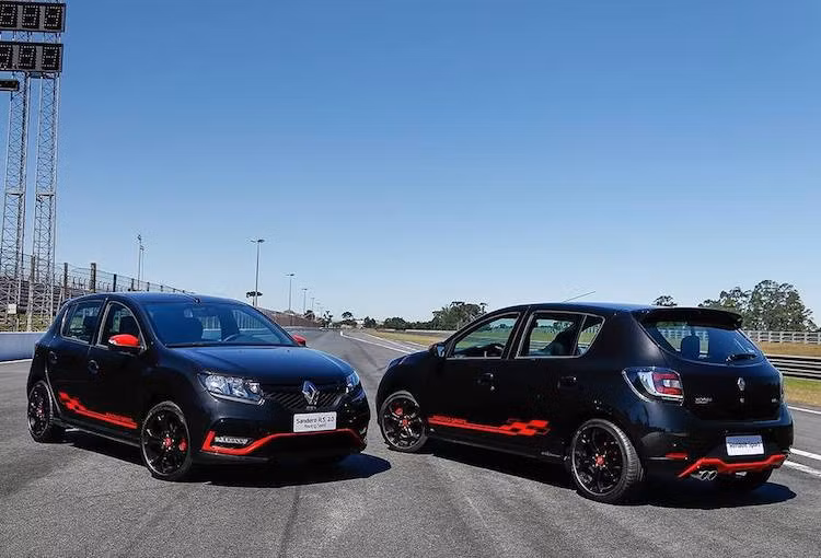 Ra mắt lần đầu cách đây 10 năm và còn được bán tại châu Âu dưới thương hiệu Dacia, Renault Sandero là mẫu hatchback hạng B với giá "siêu rẻ", chủ yếu nhằm vào các thị trường đang phát triển như Nga, Đông Âu, Nam Phi, châu Á và châu Mỹ. Vừa qua tại Brazil, phiên bản thể thao Renault Sandero RS 2.0 Racing Spirit đã được công bố, với các thay đổi triệt để so với bản thường.