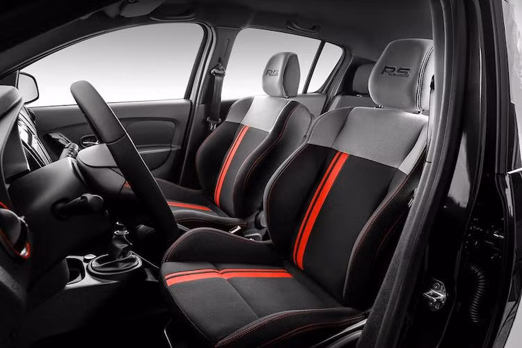 Tương tự như ngoại thất, nội thất của xe cũng mang phong cách thể thao với tông màu xám-đen và trang trí bằng những viền sọc đỏ, Ngoài ra, các ghế ngồi của xe cũng được thiết kế theo phong cách xe đua, cùng với bộ pedal bằng nhôm chống trượt và vành vô-lăng dày hơn.
