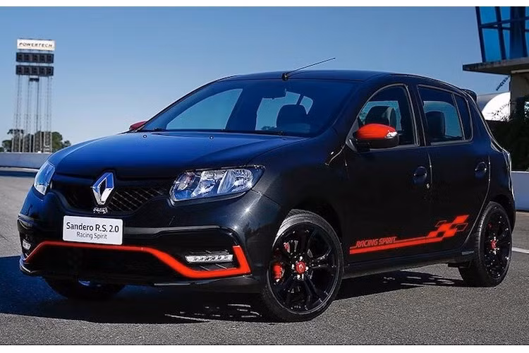 Vẫn sở hữu thân xe của chiếc Sandero "rẻ tiền", nhưng ngoại hình của phiên bản Sandero RS 2.0 Racing Spirit đã trở nên "chiến" hơn khi được Renault trang bị bộ bodykit thể thao với thiết kế khác biệt với bản thường.