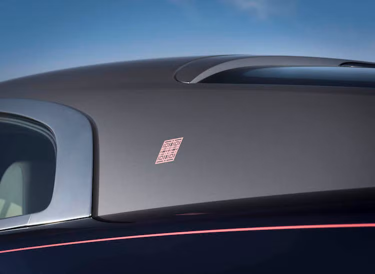 Ở phía trước mũi xe, phiên bản này có điểm đặc biệt là biểu tượng mascot Spirit of Ecstasy bằng pha lê trong suốt, với đèn LED chiếu sáng từ bên dưới. Cũng như Ghost Seoul Edition, Wraith Busan Edition mang biểu trưng riêng của thành phố Busan trên cột C.