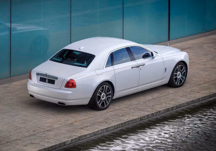 Vừa được ra mắt tại đại sứ quán Anh ở Seoul, cặp đôi Rolls-Royce siêu sang mới nhất sẽ chỉ có thể đặt hàng tại studio của Rolls-Royce mới mở tại Incheon - Hàn Quốc. Đây là studio thứ 2 của Rolls-Royce trên Thế giới, sau "đại bản doanh" của hãng ở Goodwood. Hiện chưa rõ giá và số lượng sản xuất của mỗi phiên bản Rolls-Royce Hàn Quốc là bao nhiêu.