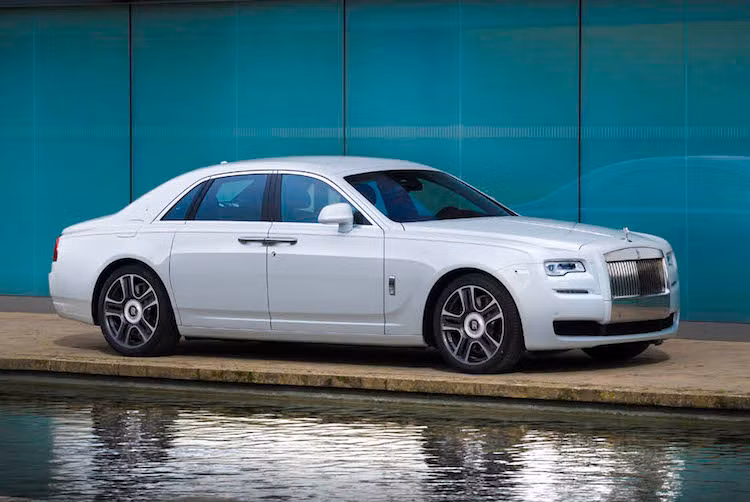 Mẫu xe đầu tiên trong "cặp đôi" này là chiếc sedan siêu sang Rolls-Royce Ghost Seoul Edition, với cảm hứng lấy từ thủ đô của Hàn Quốc. Về thiết kế, chiếc xe không có gì khác biệt so với các phiên bản Ghost thường, ngoại trừ sơn xe với những màu sắc trên quốc kỳ Hàn Quốc. Trong đó, toàn bộ thân xe được sơn trong tông màu trắng Andalusian White.