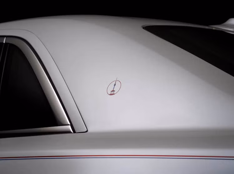 Giống đa số những chiếc Rolls-Royce khác, Ghost Seoul Edition cũng có đường kẻ thân xe thủ công (coachline) chạy dọc theo thân xe; tuy nhiên phiên bản này đã có 2 vạch màu song song màu đỏ và xanh dương trên màu quốc kỳ Hàn Quốc. Nằm ở trên cột C của chiếc xe còn có một logo nhỏ với hình ảnh tòa tháp Namsan - một trong những hình ảnh đại diện cho Seoul.