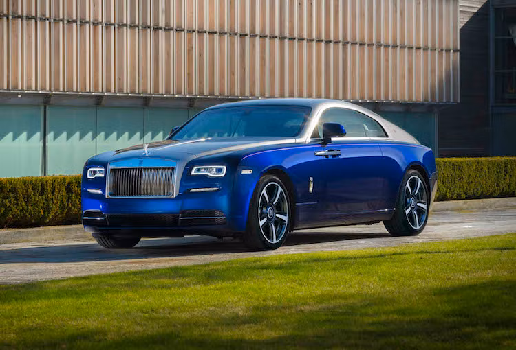 Trong khi Ghost Seoul Edition lấy ý tưởng từ Seoul thì mẫu coupe siêu sang Wraith Busan Edition lại được thiết kế với cảm hứng từ thành phố biển lớn Busan. Trên nền sơn xanh Royal Blue như biển khơi, chiếc xe đã được sơn đường coachline màu hồng cùng nửa thân trên lấp lánh màu ánh bạc.