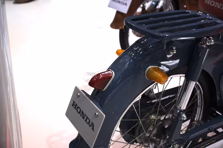 Chiếc xe cũng có kết cấu khung rất đơn giản, được chế tạo bằng cách dập thép và hàn ở chính giữa. Trong khi đó, với yếm, ốp hai bên hông và chắn bùn làm từ nhựa, Super Cub C100 cũng là một trong những mẫu xe sản xuất hàng loạt với số lượng lớn đầu tiên sử dụng loại vật liệu này trong kết cấu.