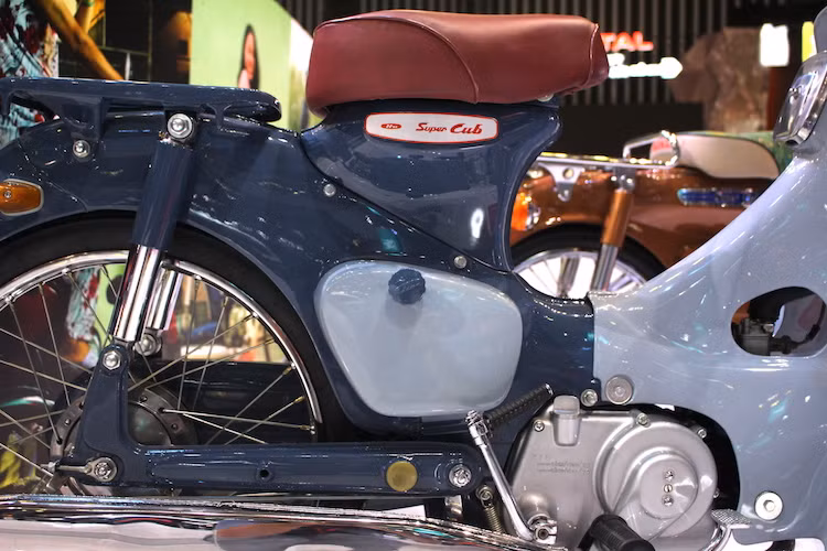 Ngoài ra, những nhược điểm của các dòng xe Âu như tiếng ồn, độ bền kém (đặc biệt ở các hệ thống điện) và khó sử dụng cần phải được khắc phục trên những chiếc xe mới. Vì lúc đó Honda đang muốn phát triển công ty lớn hơn nữa nên chiếc xe mới phải được sản xuất với số lượng lớn.