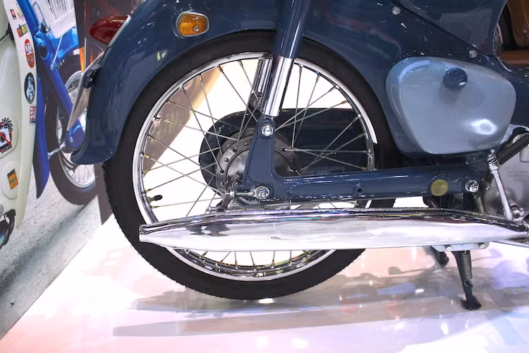 Với dung tích 50 cc, động cơ của xe đạt công suất tối đa 4,5 mã lực kèm hộp số 3 cấp côn tự động. Là thế hệ Cub đầu tiên, chiếc xe cũng sử dụng hệ thống điện má vít 6V thay vì CDI 12V như các thế hệ sau này.