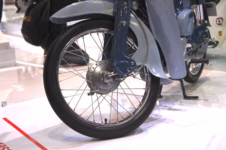 Năm 1958, thế hệ Honda Super Cub đầu tiên, với tên mã C100 đã lần đầu tiên được ra mắt. Kể từ đó tới nay, Super Cub đã trở thành dòng xe máy bán chạy nhất Thế giới.