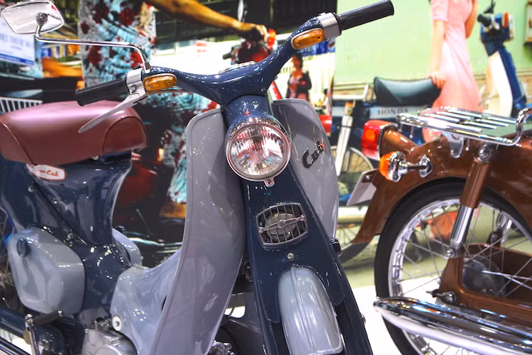 Ý tưởng về Super Cub đã được Soichiro Honda và Takeo Fujisawa - 2 người đồng sáng lập ra hãng xe máy Honda nảy ra từ những chuyến đi châu Âu trong năm 1956 của họ. Khi thăm quan các cửa hàng bán xe đạp máy của Kreidler và scooter Lambretta, Fujisawa đã kết luận rằng những kiểu xe này "không có tương lai" và có doanh số kém.