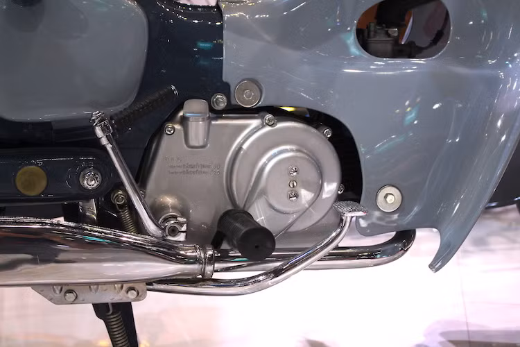 Thế hệ Super Cub C100 đời đầu sử dụng động cơ 4 kỳ 50 cc nạp khí tự nhiên với xú-páp đặt trên đỉnh máy, điều khiển bằng thanh đẩy (OHV). Kể từ năm 1966, khi thế hệ thứ 2 của dòng xe ra đời, động cơ của xe đã sử dụng kết cấu trục cam đặt ở trên đỉnh, tác động trực tiếp vào xú-páp qua cò (OHC).