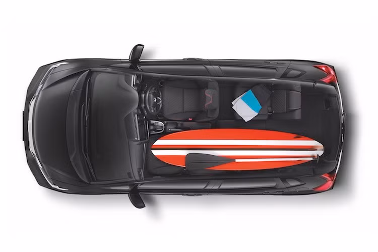 Phiên bản V+ cao cấp hơn có đầy đủ các trang bị của bản V, nhưng đồng thời còn có thêm hệ thống điều hòa tự động và hệ thống thông tin giải trí màn hình cảm ứng 6,8 inch kèm camera lùi. Bản RS bắt đầu có hệ thống giữ ga tự động, xi-nhan tích hợp gương hậu, lẫy chuyển số sau vô-lăng, bệ tì tay có hộp đồ ở hàng ghế trước và dàn âm thanh 6 loa.