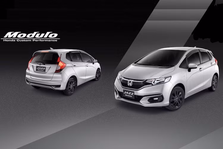 Tiếp theo, Jazz V 2017 có giá niêm yết 654.000 Baht (tương đương 430 triệu đồng) và V+ là 694.000 Baht (456 triệu đồng). Cuối cùng, 2 phiên bản RS và RS+ lần lượt có giá 739 và 754.000 Baht (tương đương 486 và 496 triệu đồng). Khách hàng cũng có thể mua thêm gói trang bị thể thao Modulo cho xe giống nhiều dòng Honda khác.