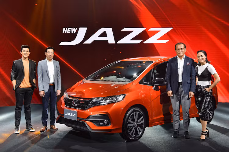 Còn được bán dưới tên gọi Honda Fit, Honda Jazz là mẫu hatchback giá rẻ thuộc phân khúc B, cạnh tranh với các đối thủ như Mazda 2 hay Toyota Yaris. Thế hệ Jazz thứ 3 đã được Honda ra mắt lần đầu vào năm 2013, chính vì vậy phiên bản nâng cấp giữa vòng đời Honda Jazz 2017 đã vừa được hãng ra mắt chính thức tại Nhật và bán ra đầu tiên ở thị trường Thái.