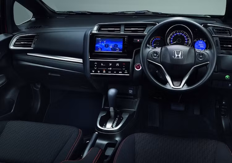 Ở bên trong nội thất, những thay đổi của Jazz 2017 còn ít hơn khi chiếc xe chỉ có các chi tiết khâu chỉ màu cam trên phiên bản RS. Mọi phiên bản khác của xe nay đều được trang bị sẵn kết nối Bluetooth, hệ thống ổn định điện tử VSA và hệ thống hỗ trợ khởi hành ngang dốc HSA.