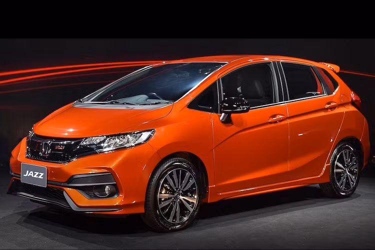 Trong toàn bộ các phiên bản, chỉ có duy nhất bản RS+ được trang bị 6 túi khí trong khoang lái. Ở bên dưới nắp ca-pô, mọi phiên bản Jazz 2017 vẫn giữ nguyên động cơ 1.5l i-VTEC nạp khí tự nhiên, đem tới công suất tối đa 117 mã lực và mô-men xoắn cực đại 146 Nm.