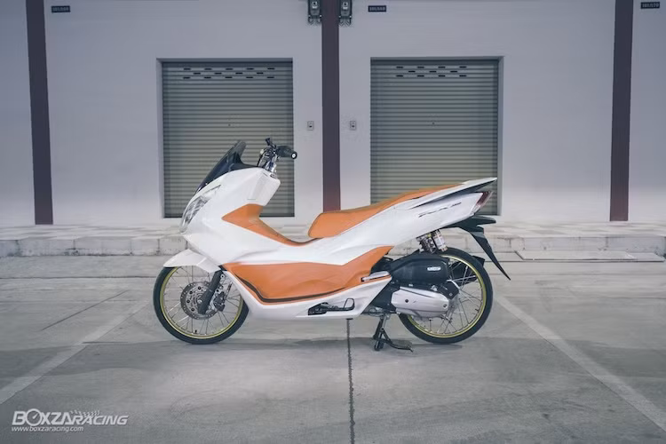 Với bản độ này, người chơi xe đã giữ nguyên 100% các chi tiết thân vỏ nguyên bản của PCX. Trong khi thân xe có màu trắng tinh khiết thì một số chi tiết như sàn để chân, lườn hay yên xe lại được phối màu cam nổi bật và sang trọng.