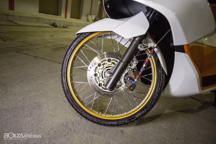 Ở dạng nguyên bản, PCX 150 vốn được trang bị mâm đúc 5 cánh kép 14 inch. Tuy nhiên trên bản độ này, chủ xe đã trang bị cặp vành 17 inch kèm lốp mỏng theo phong cách xe đua drag. Hệ thống phanh trước cũng đã được độ lại khá "khủng" với heo Brembo Billet 2 pis đối xứng.