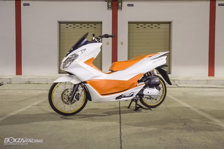 Trong đó, phong cách độ kiểng, "lên đồ chơi" thường được nhiều biker Thái ưa chuộng để độ lại chiếc PCX của mình. Với những phụ tùng, phụ kiện từ các hãng tên tuổi, một người chơi xe tại Thái Lan đã độ lại chiếc PCX 150 của mình để chiếc xe có vẻ ngoài đơn giản nhưng ấn tượng.