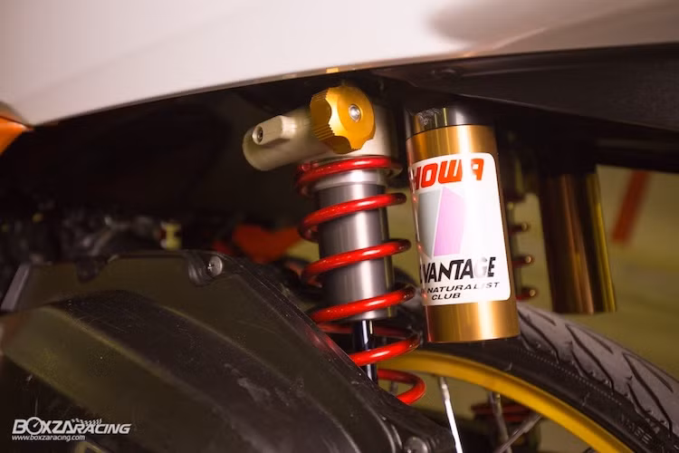 Ở phía sau, PCX 150 cũng đã được chủ xe "lên mâm" với bánh 17 inch. Với cặp phộc Showa Advantage có khả năng điều chỉnh độ nhún, nảy và chiều cao, cảm giác lái của PCX 150 sẽ trở nên an toàn và có thể "cá nhân hóa" tùy thích theo ý người lái.