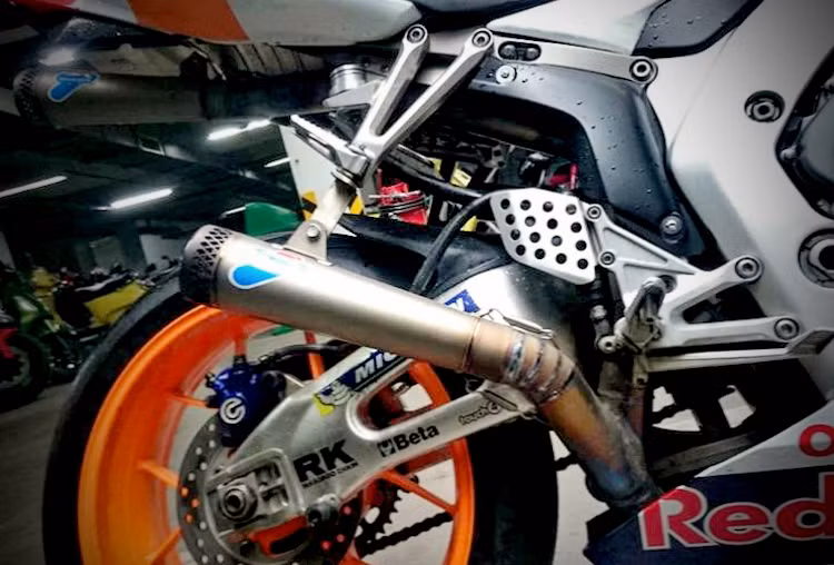 Để tăng khả năng kiểm soát của chiếc xe, toàn bộ hệ thống heo phanh trước sau của CBR1000RR đã được độ lại hoàn toàn bằng loại của hãng Brembo. Ở phía sau, bình dầu phanh cũng được nâng cấp lên bình Rizoma Wave như trên tay lái.