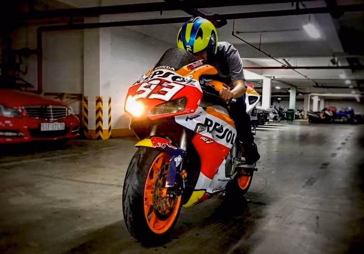 Chiếc superbike Honda CBR1000RR thế hệ thứ 2, được sản xuất từ năm 2007 đã được người chơi xe "cập nhật" một số chi tiết để khiến nó có thể sánh vai các mẫu môtô hiện đại.