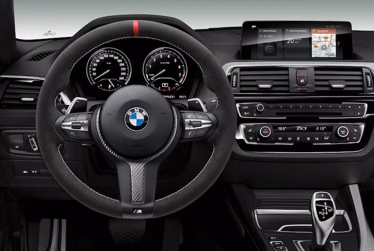 So với những chiếc 2 Series thường, M240i M Performance Edition cũng sẽ có thêm những thay đổi như vô-lăng thể thao, các bàn pedal làm từ nhôm với cao su chống trượt, ốp trang trí bằng sợi carbon. Giống như những bản 2 Series 2018 khác, chiếc xe cũng có hệ thống thông tin giải trí iDrive thế hệ mới.