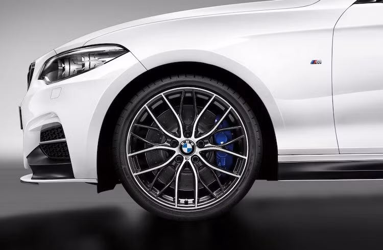 Nằm bên dưới nắp ca-pô, M240i M Performance Edition sở hữu động cơ gần như lớn nhất, mạnh nhất dòng 2 Series với 6 xi-lanh thẳng hàng dung tích 3.0l tăng áp kép, đem tới công suất tối đa 335 mã lực. Xe có 2 lựa chọn hộp số là số sàn 6 cấp hoặc tự động 8 cấp.