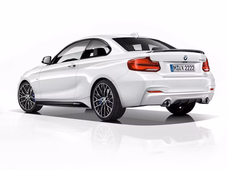 Ở hai bên thân xe, M240i M Performance Edition cũng mang các thay đổi theo phong cách thể thao như ốp gương và dè bên bằng sợi carbon, bộ mâm trọng lượng nhẹ 19 inch với thiết kế nhiều nan 2 tông màu. Khách hàng cũng sẽ thấy phần đuôi xe có thêm cánh đuôi carbon, cản sau có cánh khuếch tán gió và cụm ống xả kép với chụp carbon khác biệt so với bản thường.