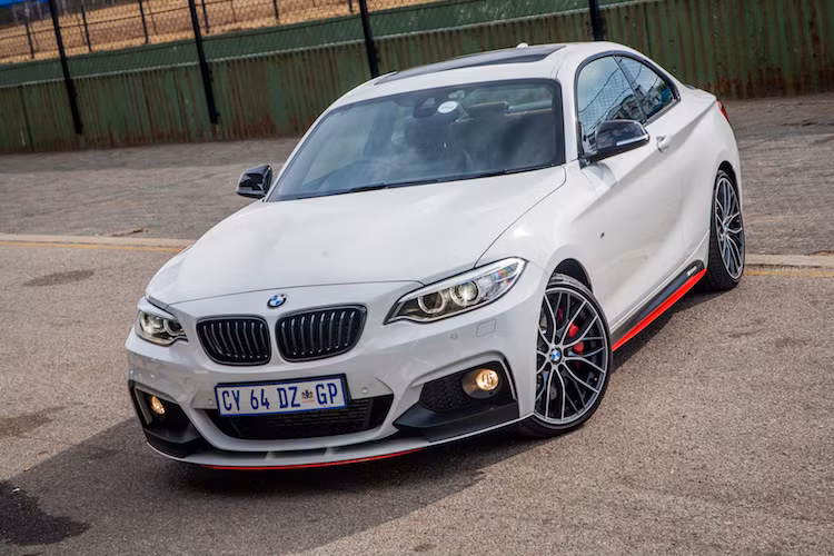 Với hộp số tự động, chiếc xe còn có tùy chọn hệ dẫn động 4 bánh thay vì dẫn động cầu sau. Với hệ dẫn động xDrive, M240i M Performance Edition chỉ mất 4,4 giây để tăng tốc từ 0-100 km/h và đạt tốc độ tối đa giới hạn ở 250 km/h.