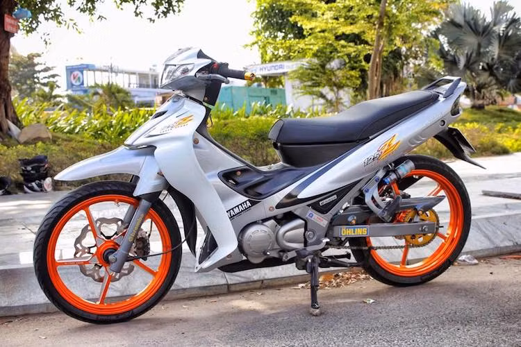 Trên bản độ này, người chơi xe đã lựa chọn bộ tem theo thiết kế cũ của những chiếc Yamaha Z125 nhập khẩu vào Việt Nam trong những năm 2000-2001 cùng với yếm xe màu trắng, thay vì dàn vỏ màu của những chiếc 125ZR sau này. Toàn bộ vỏ xe có màu bạc sáng thanh nhã.