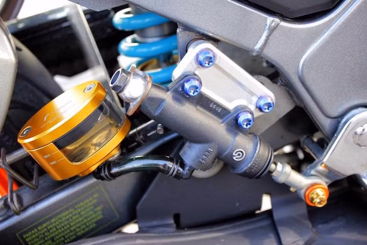 Không chỉ có phanh trước, hệ thống phanh sau của chiếc xe cũng đã được hoàn thiện với pen đạp Brembo, bình dầu Rizoma Next, đĩa Galfer và heo Brembo. Một số con ốc Proti được sử dụng ở nhiều chi tiết trên thân xe khiến chiếc Z125 càng trở nên nổi bật hơn.