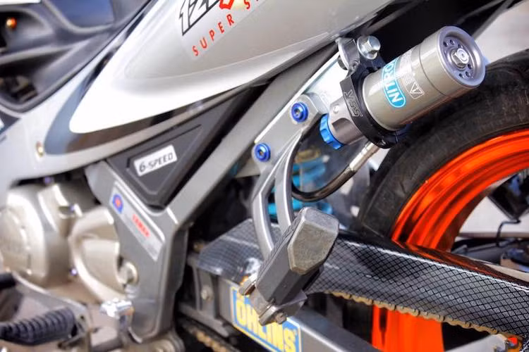 Thay vì cây phuộc monoshock nguyên bản, chủ xe đã nâng cấp phuộc sau trên Z125 bằng phuộc Nitron bình dầu rời. Cùng với đôi lốp Michelin, chi tiết này đem tới cảm giác điều khiển vượt trội hơn so với xe nguyên bản.