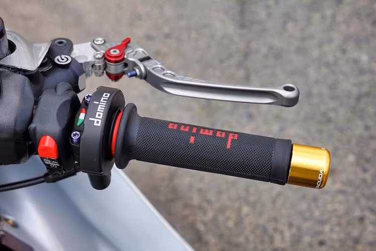 Nằm ở phía trên tay lái, chiếc Yamaha Z125 cũng đã được chủ xe trang bị một số món đồ chơi nhỏ nhưng hữu dụng. Hoàn tất hệ thống phanh trước là cùm phanh Brembo và bình dầu Rizoma Next, trong khi ở hai bên tay lái là bao tay Domino và gù Barracuda. Ngoài ra, chiếc xe còn có cùm công tắc rút gọn, cùm ga cuốn Domino và cặp tay phanh/côn CRG.