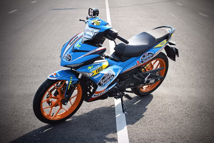 Với mong muốn sở hữu một chiếc xe đẹp mắt nhưng vẫn tiện dụng để đi lại hàng ngày, một người chơi xe tại Hà Nội đã "dọn nhẹ" lại chiếc Yamaha Exciter 150 của mình. Không có quá nhiều phụ tùng nâng cấp "khủng", bản độ này đã gây ấn tượng bởi sự hài hòa về tổng thể toàn bộ chiếc xe.