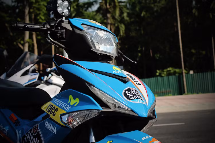 Trên bản độ Exciter 150 này, chủ xe đã hoàn toàn giữ nguyên 100% kiểu dáng nguyên bản vốn đã khá đẹp mắt của Exciter 150. Thay đổi duy nhất ở phần đầu xe là đèn chiếu sáng tăng cường LED ở chân gương chiếu hậu phải, đem tới ánh sáng mạnh và ổn định hơn trong khi đi đêm.