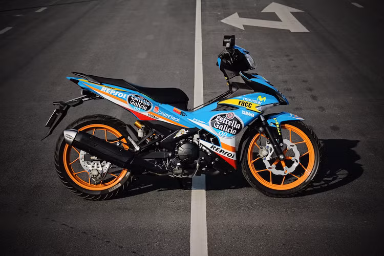 Vốn rời nhà máy Yamaha trong tông màu xanh GP truyền thống, tuy nhiên chiếc xe đã được người chơi sơn lại toàn bộ dàn vỏ bóng trong tông màu xanh da trời nhạt hơn. Thân xe cũng đã được trang trí lại với bộ tem ghép theo phong cách "dàn áo" Estrella Galicia của chiếc xe đua Honda NSF250R tại giải Moto3.