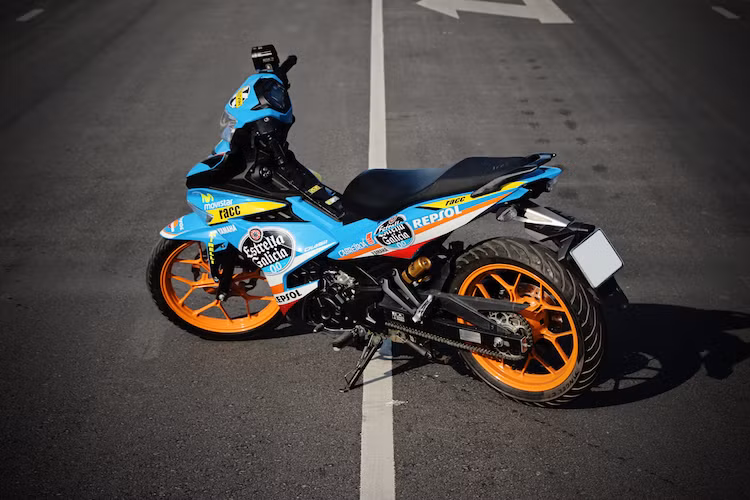 Có kiểu dáng được giữ nguyên bản và chỉ được nâng cấp bằng một số phụ tùng, chiếc Yamaha Exciter 150 của một biker tại Hà Nội vẫn gây ấn tượng bởi vẻ đẹp đơn giản và có cảm giác lái, độ an toàn vượt trội hơn so với xe "zin".